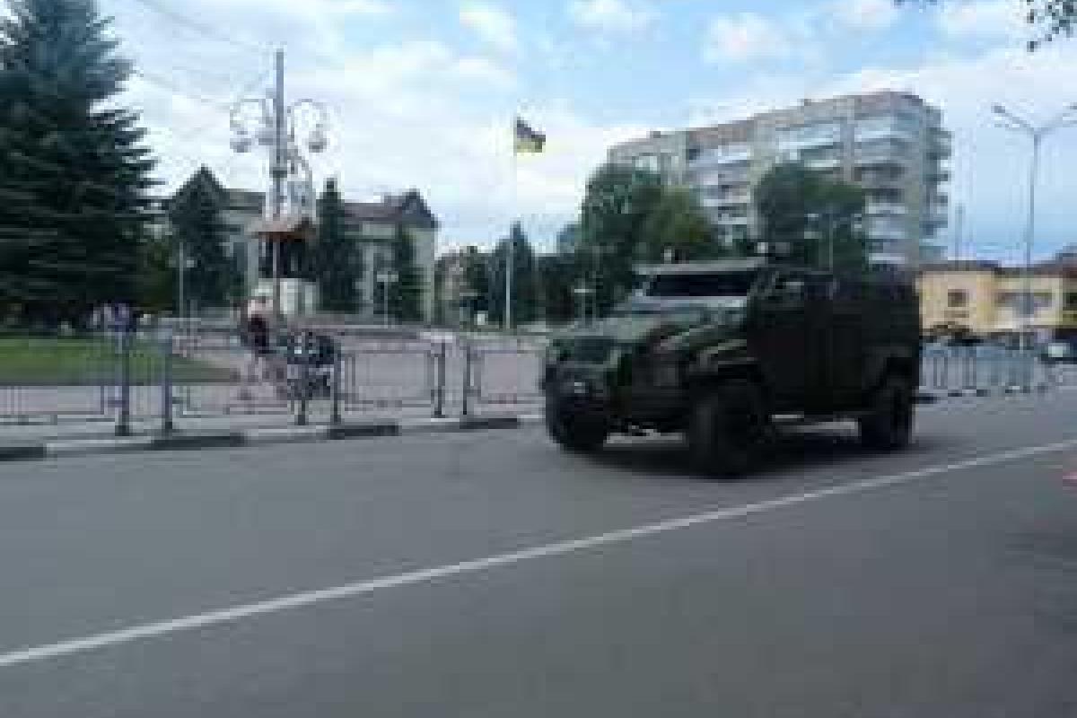 На Мукачево поехала очередная колонна бронетехники На Мукачево поехала очередная колонна бронетехники