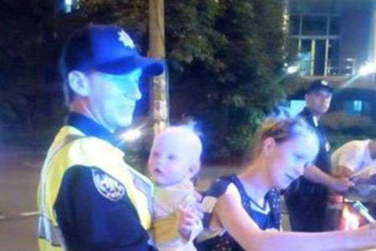 Столичному патрульному полицейскому пришлось поработать няней Столичному патрульному полицейскому пришлось поработать няней