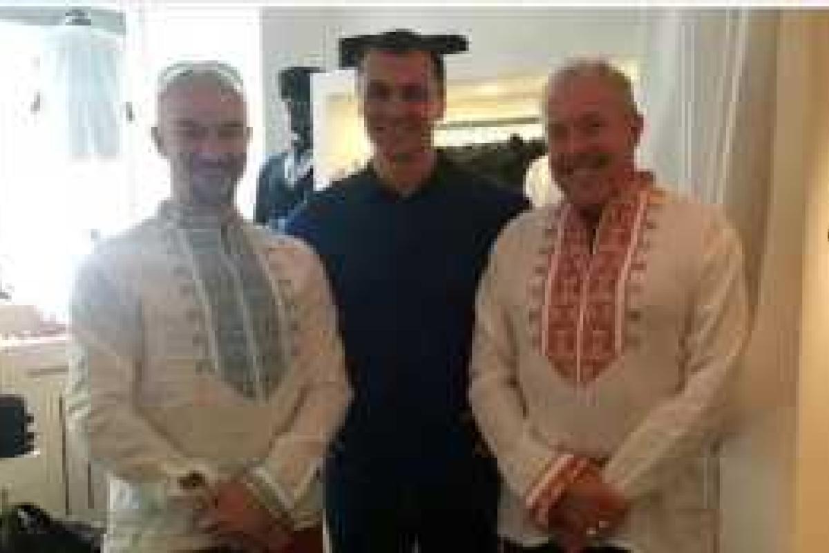 Андрей Макаревич приехал в Киев и сфотографировался в вышиванке