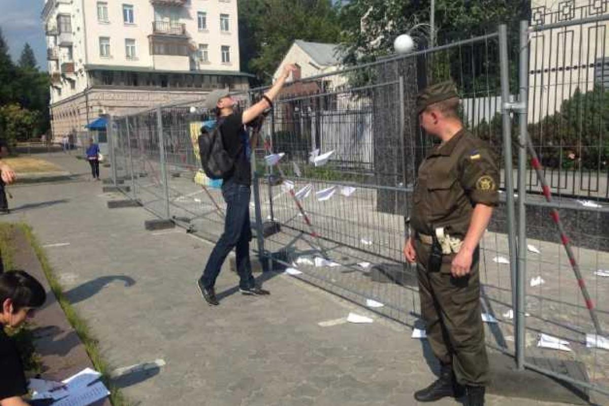 Российское посольство в Киеве забросали бумажными самолетиками с именами жертв "Боинга" Российское посольство в Киеве забросали бумажными самолетиками с именами жертв "Боинга"