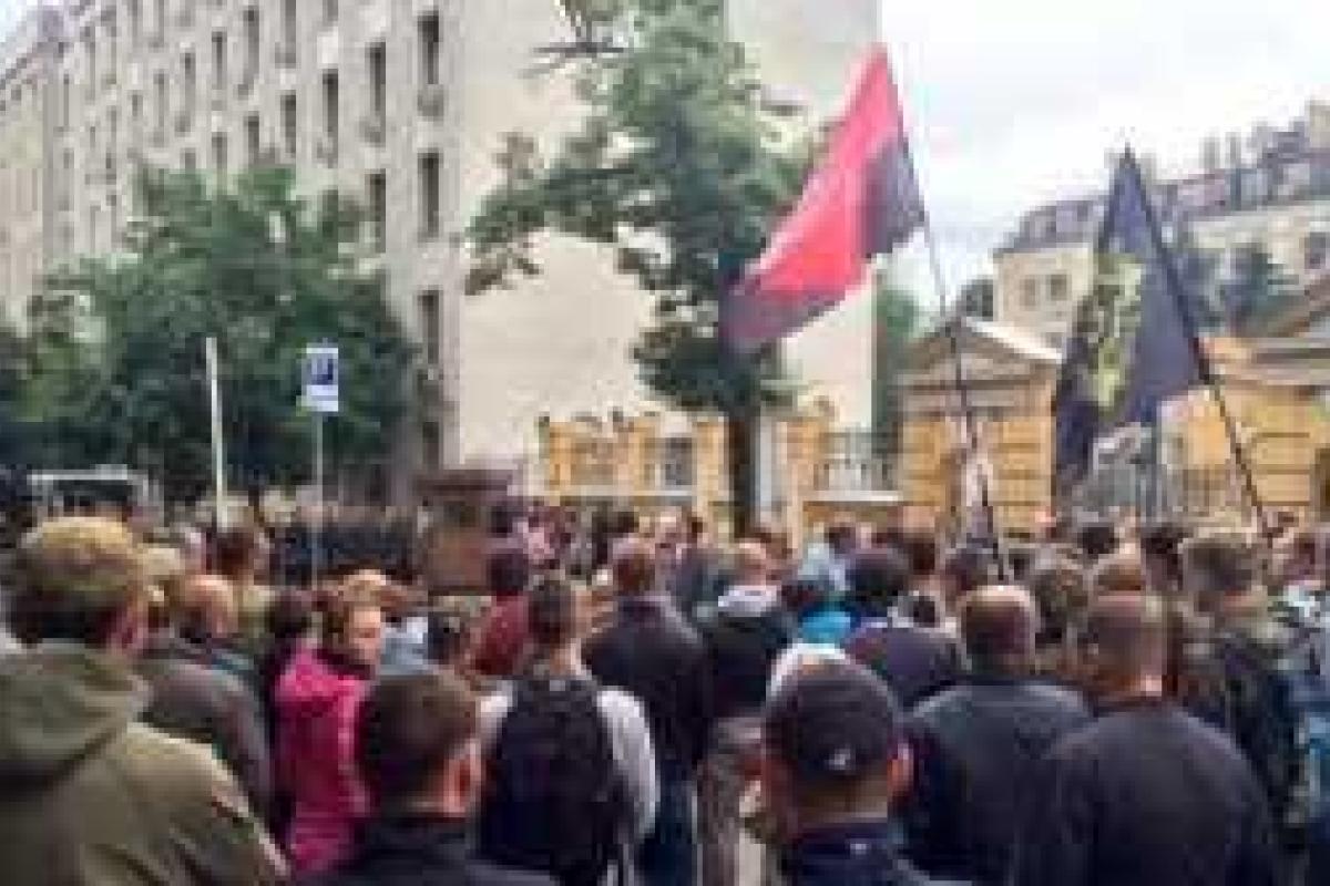 Пикет "Правого сектора" под администрацией Президента Украины - прямая трансляция Пикет "Правого сектора" под администрацией Президента Украины - прямая трансляция