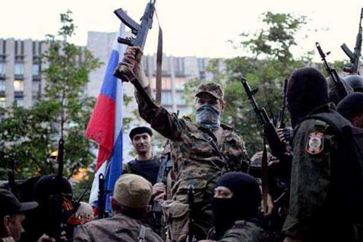 Боевики из «ЛНР» пополняют свои запасы оружия, отбирая его у «казаков» Боевики из «ЛНР» пополняют свои запасы оружия, отбирая его у «казаков»