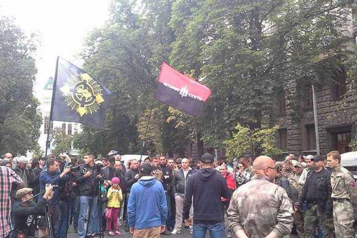 В митинге "Правого сектора" в Киеве участвуют около 300 человек, ждут приезда Яроша, - журналист В митинге "Правого сектора" в Киеве участвуют около 300 человек, ждут приезда Яроша, - журналист