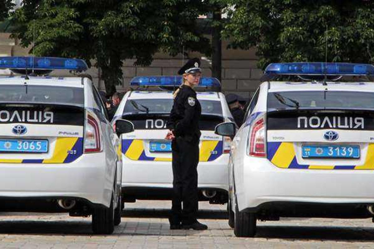 Яценюк попросил новую полицию не гонять бабушек с сигаретами Яценюк попросил новую полицию не гонять бабушек с сигаретами