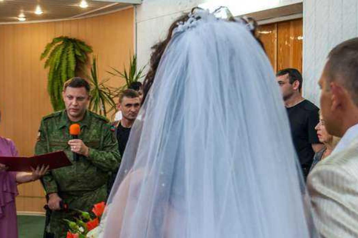 В "ДНР" отгуляли свадьбу боевик и его поклонница