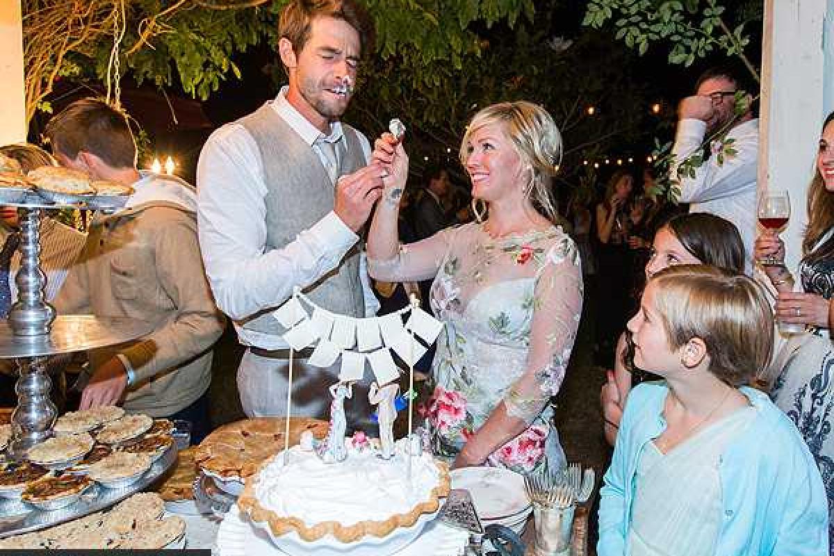 Звезда сериала "Беверли-Хиллз" в третий раз вышла замуж