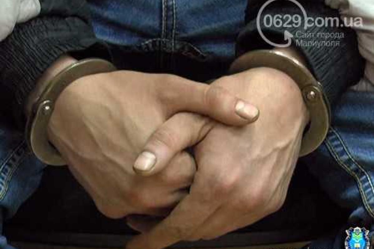 Пьяный мариуполец ранил ножом троих посетителей кафе Пьяный мариуполец ранил ножом троих посетителей кафе