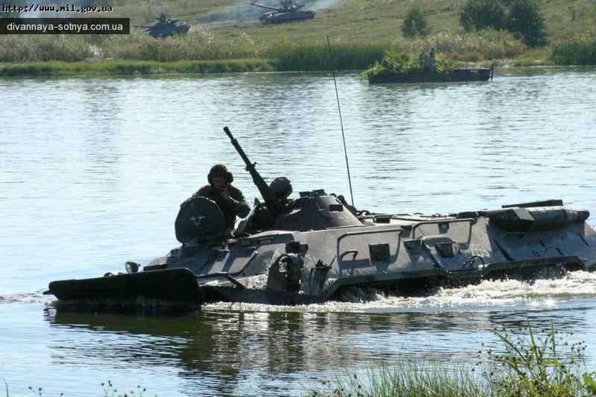 В России пьяные солдаты, убегая от полиции, утопили в реке БМП