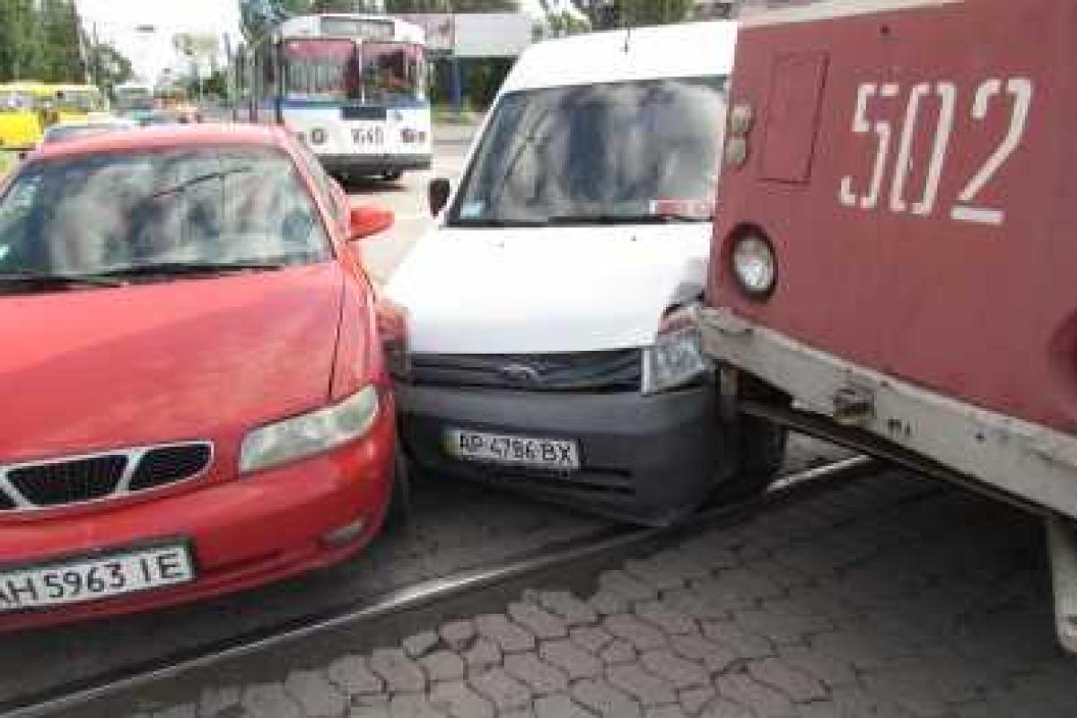 В Мариуполе трамвай протаранил две легковушки