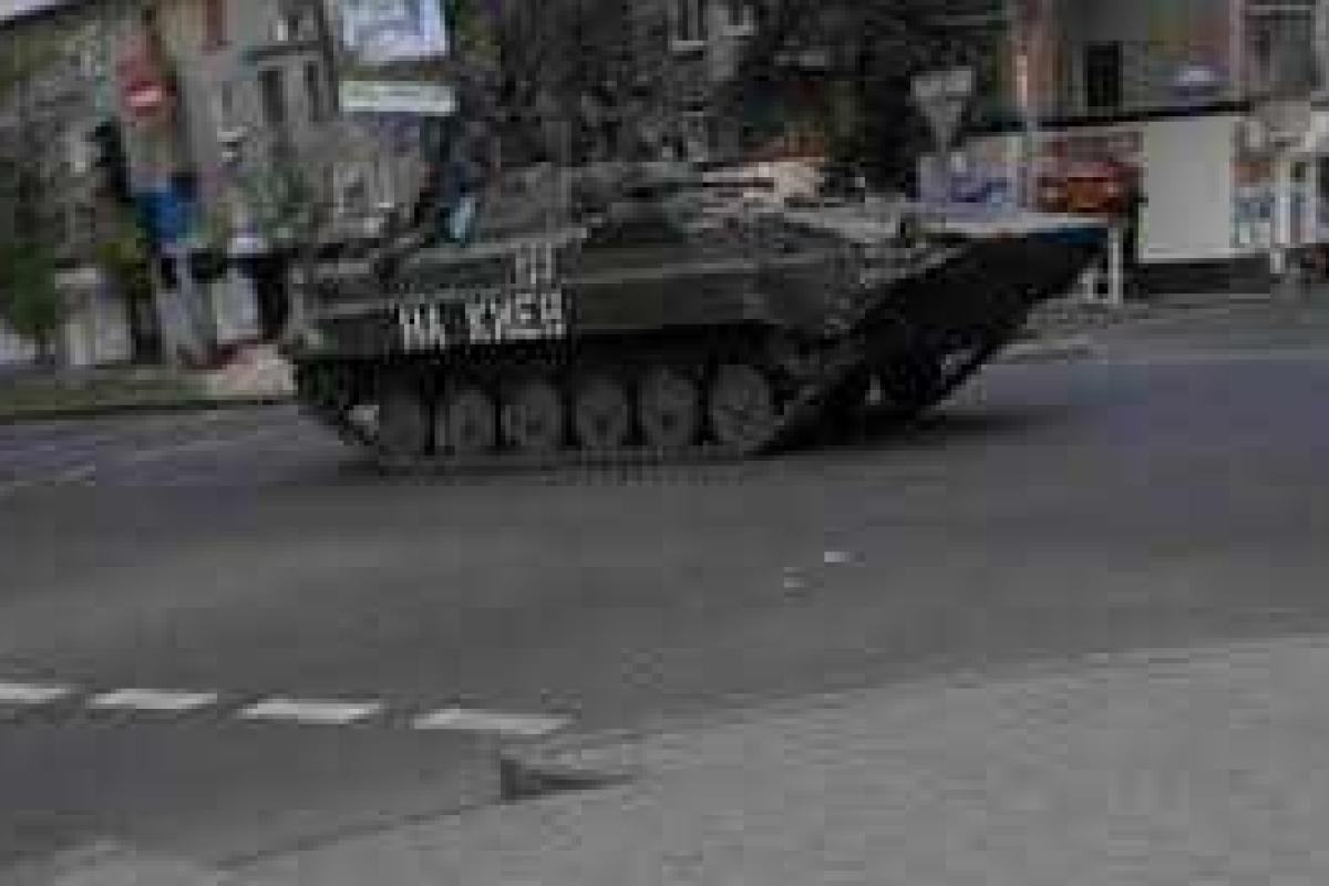 Горловские боевики проводят танковые маневры с обстрелами 