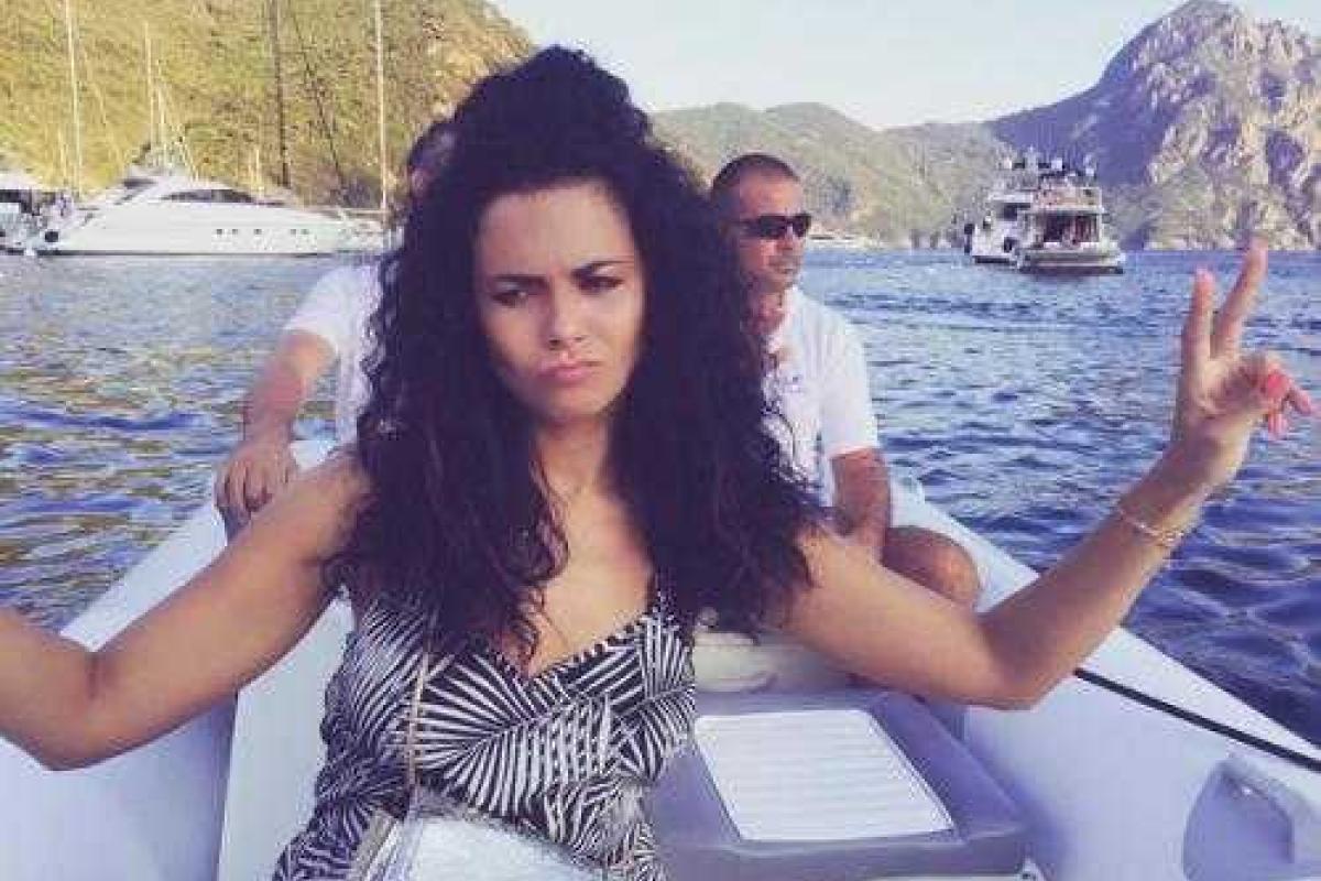 Худышка Настя Каменских наслаждается отдыхом Худышка Настя Каменских наслаждается отдыхом