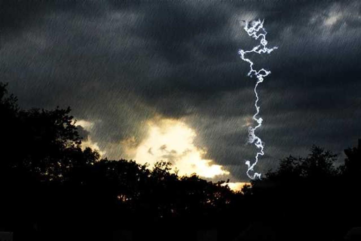 Ночью в Украине непогода обесточила 139 населенных пунктов Ночью в Украине непогода обесточила 139 населенных пунктов