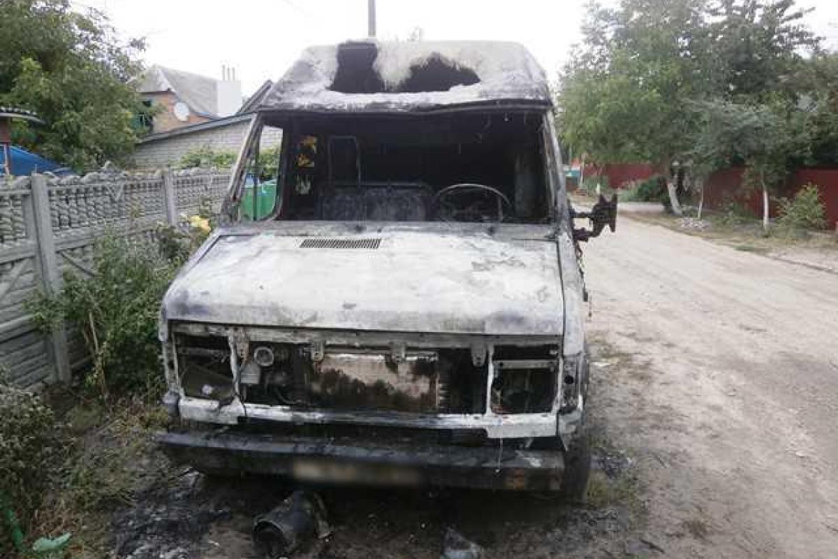 В Бердичеве пожарные погасили горящий микроавтобус В Бердичеве пожарные погасили горящий микроавтобус