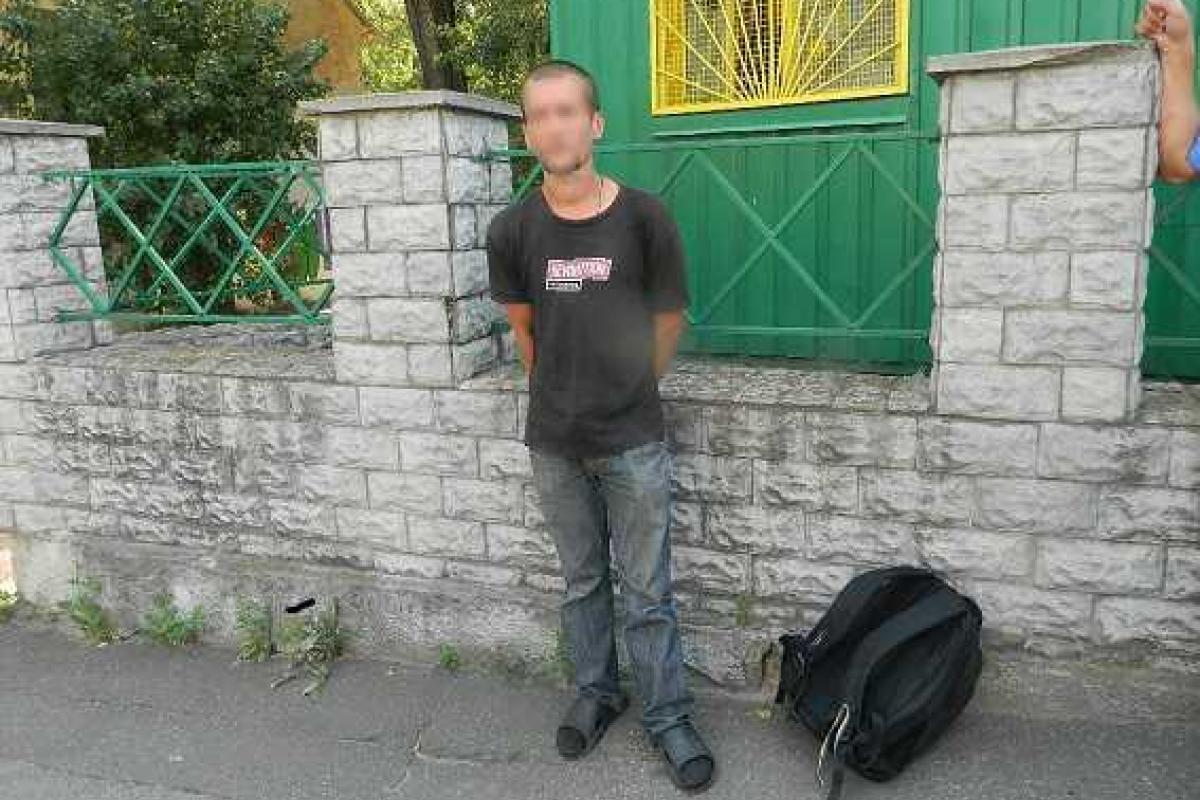 Задержанный за грабеж киевлянин носил в рюкзаке гранату Задержанный за грабеж киевлянин носил в рюкзаке гранату