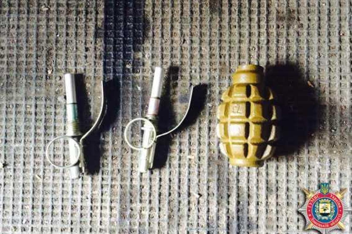 Гранатомет, сигнальную мину и 2 гранаты изъяли у жителя Артемовска