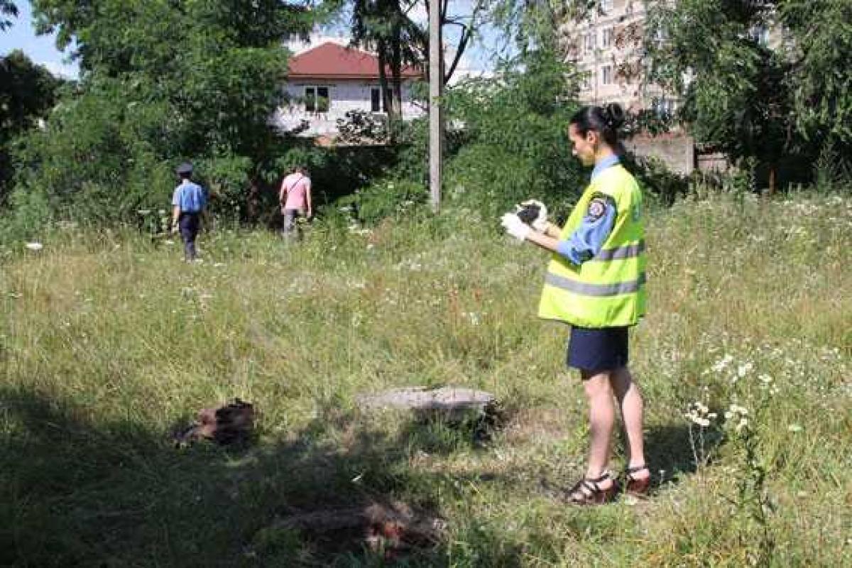 Труп голой девушки со связанными руками и ногами обнаружили в канализационной шахте в Чернигове Труп голой девушки со связанными руками и ногами обнаружили в канализационной шахте в Чернигове