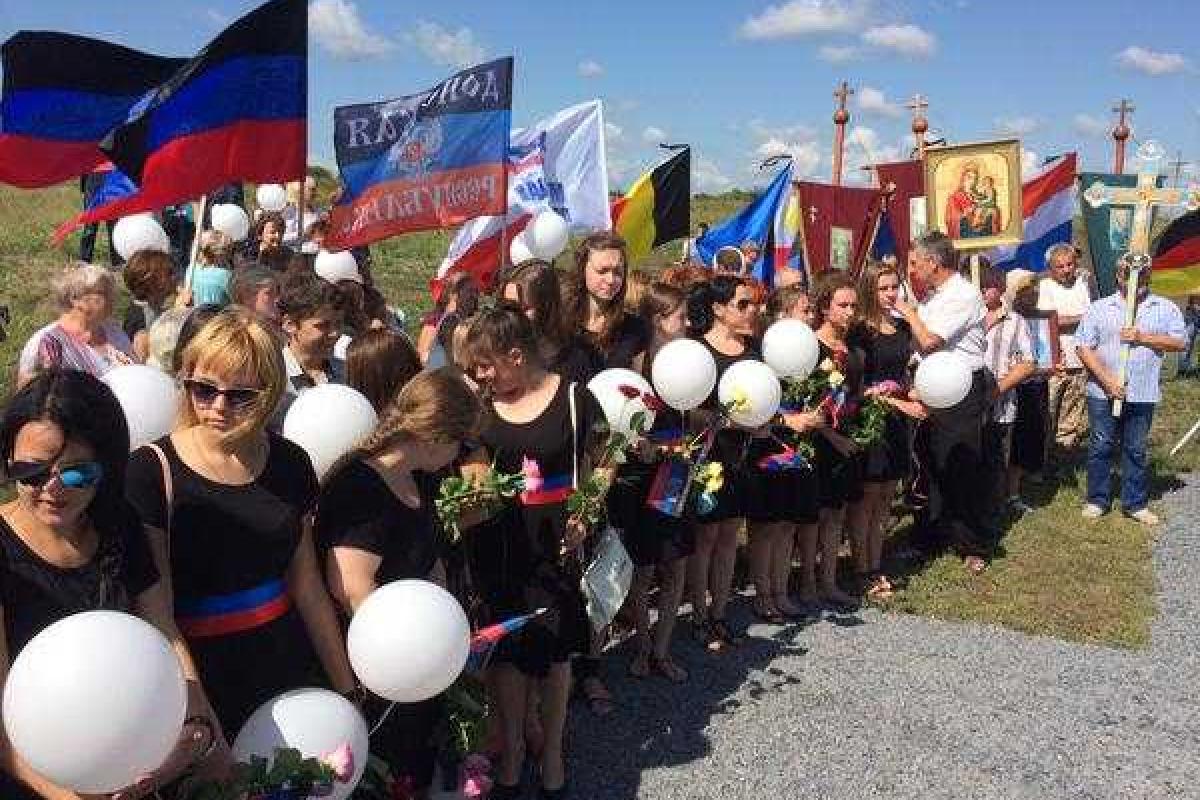 В "ДНР" превратили почтение погибших в "Боинге" в пропагандистский митинг