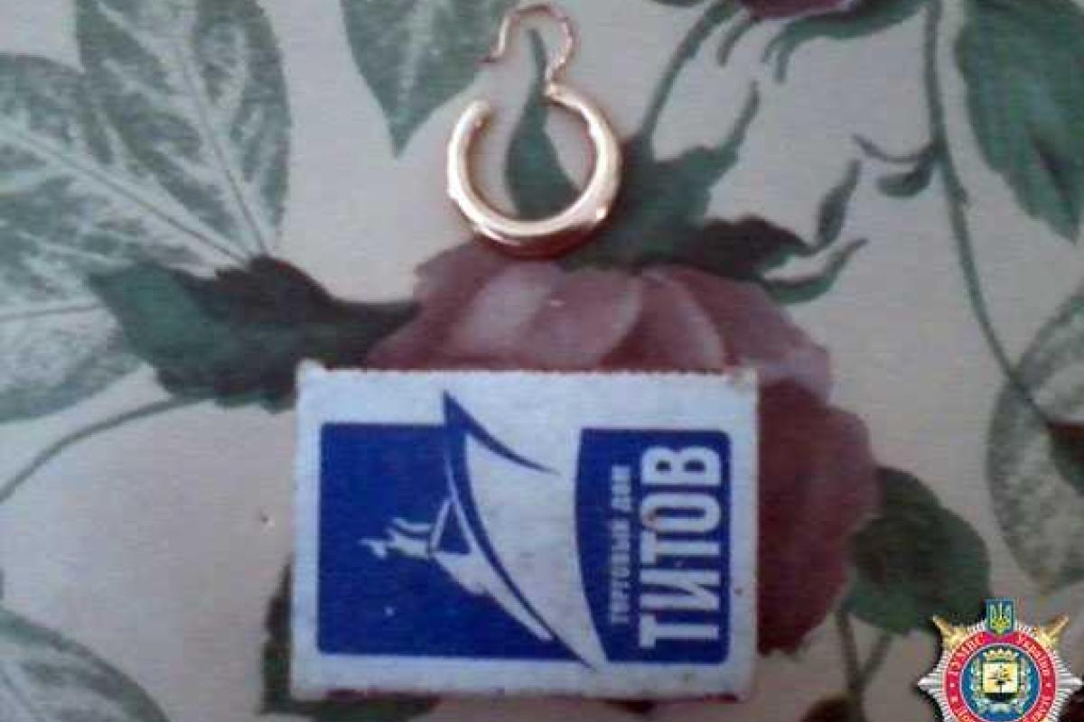 Житель Донетчины украл золотую сережку у пенсионерки