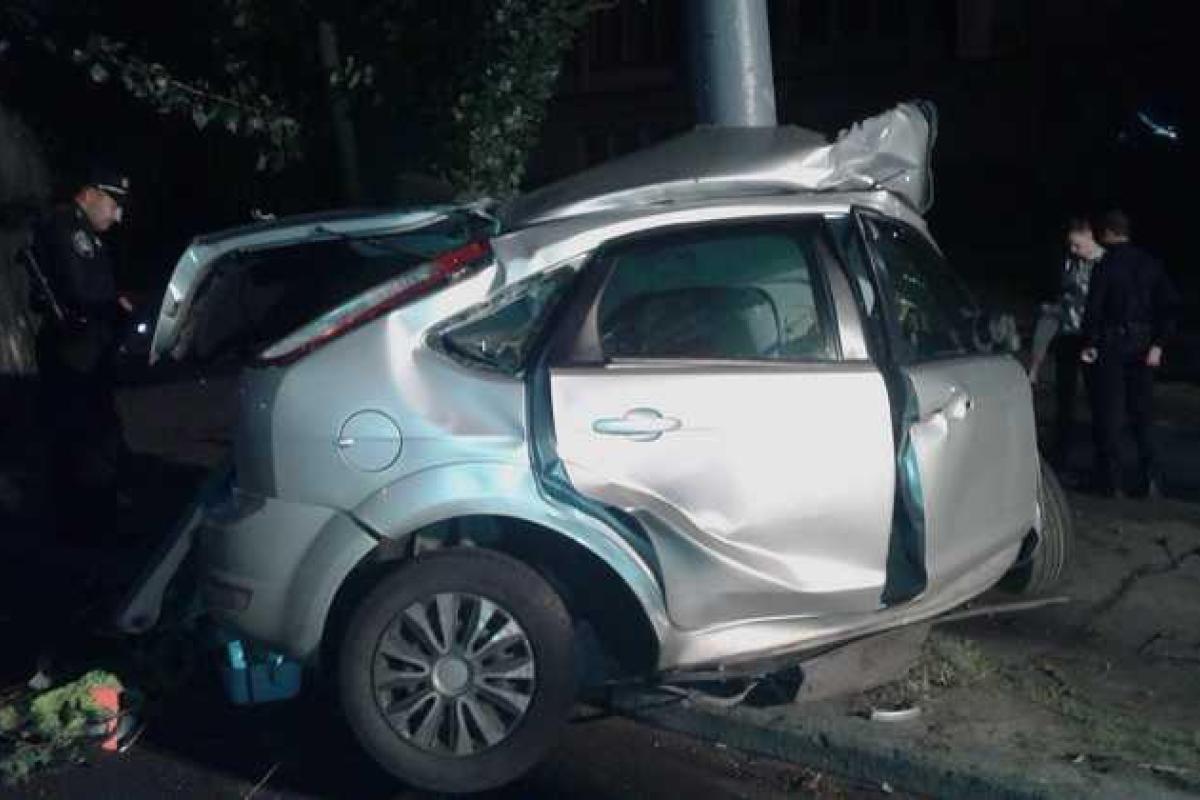 В Киеве автомобиль влетел в электроопору, водитель погиб на месте