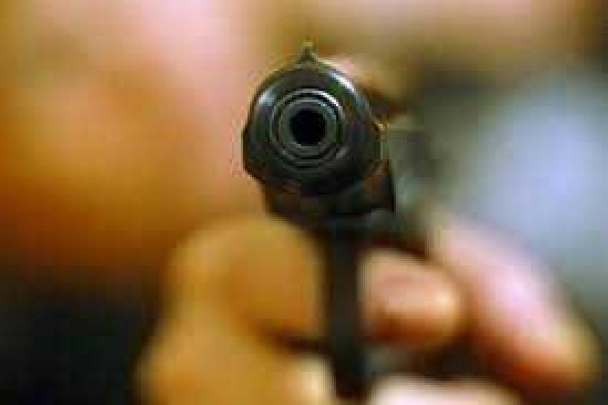 В свадебном салоне Луганска на женщину направили пистолет, забрали деньги и машину В свадебном салоне Луганска на женщину направили пистолет, забрали деньги и машину