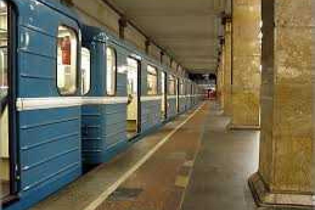 В Киеве возле станции метро девушка выстрелила себе в голову