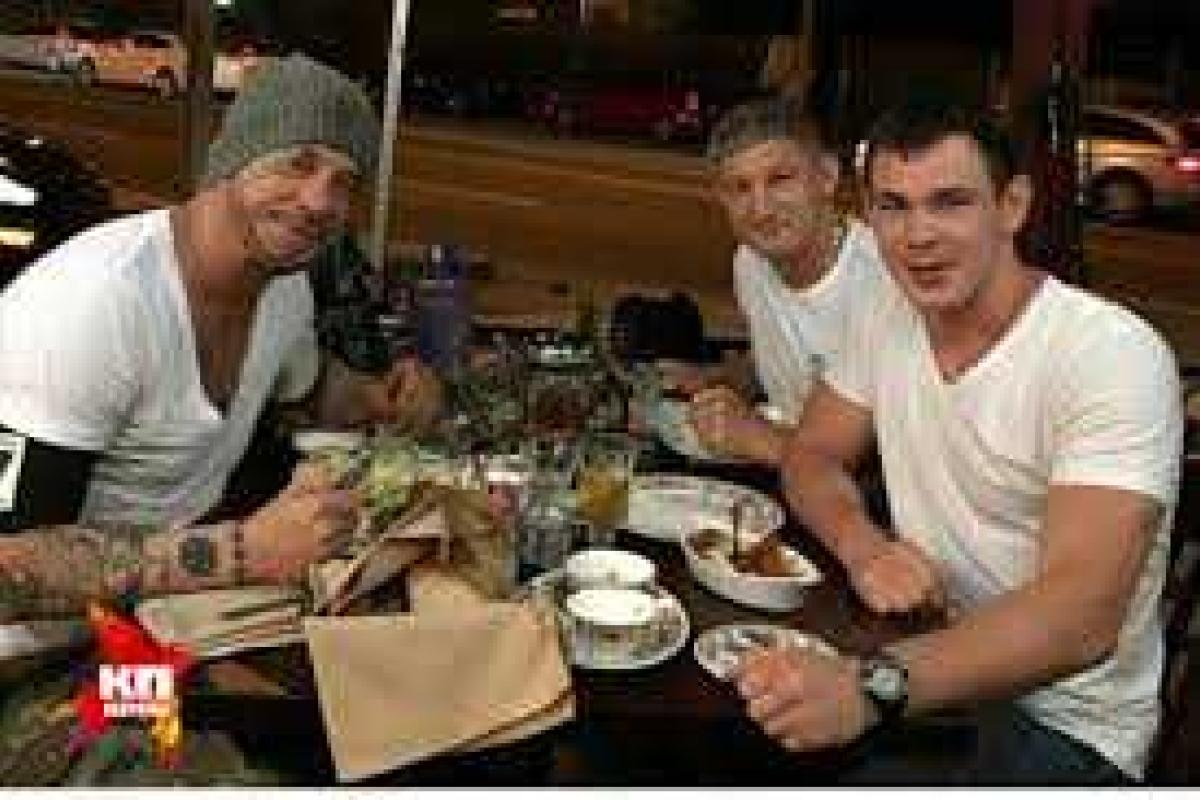 Российский полицейский задержал грабителя вместе с Микки Рурком Российский полицейский задержал грабителя вместе с Микки Рурком