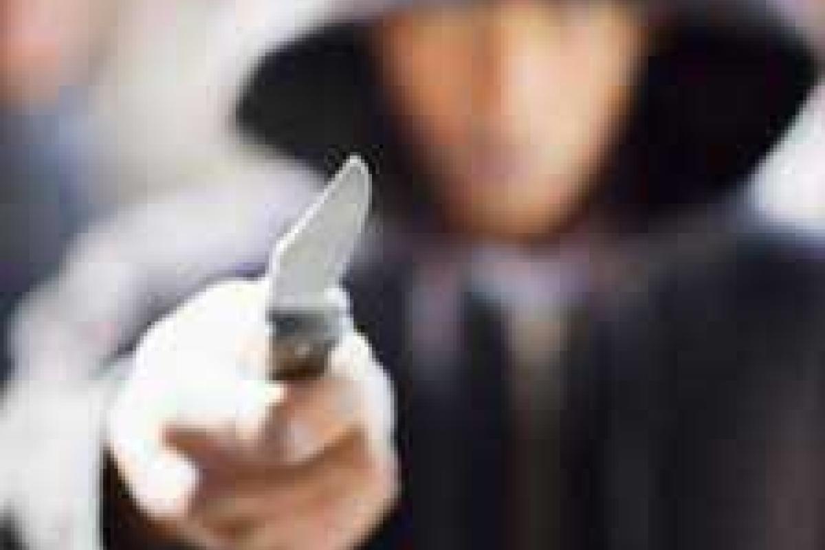 В Сватовском районе мужчина ограбил пенсионерку, забравшись в ее дом 