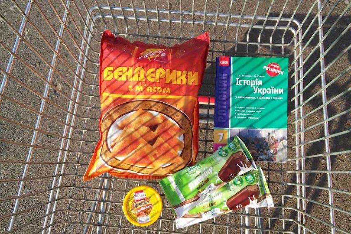 Жители Донецка не брезгуют украинскими товарами и едят "бендериков" Жители Донецка не брезгуют украинскими товарами и едят "бендериков"