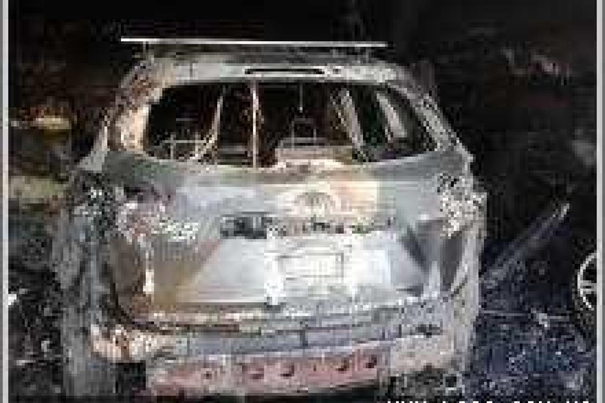 В Станице Луганской в результате обстрелов сгорел гараж и машина В Станице Луганской в результате обстрелов сгорел гараж и машина