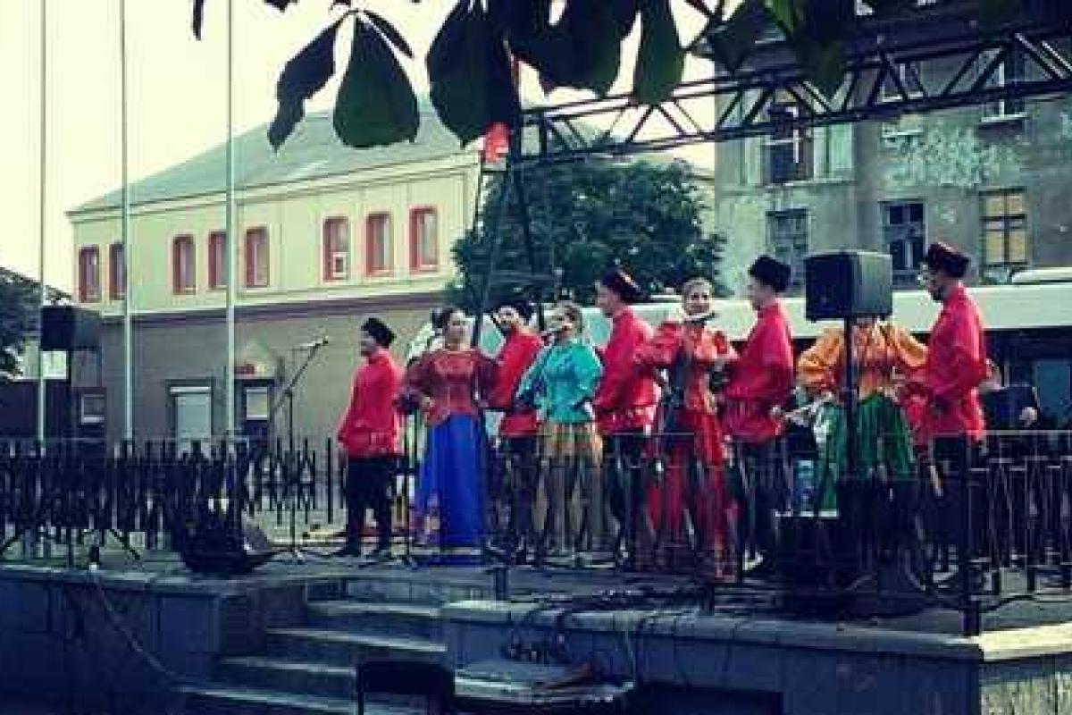 "Казаки" из России пели и плясали на фоне разрушенных домов в Дебальцево