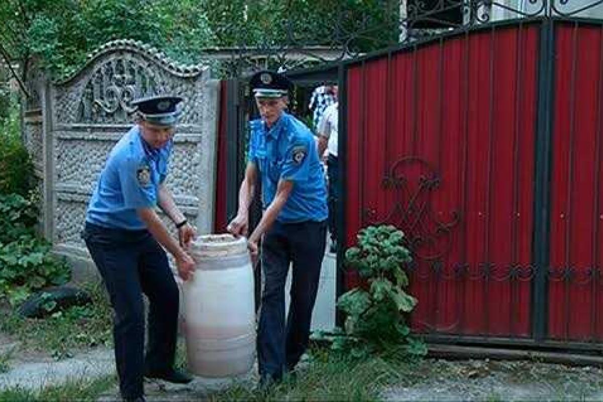 В Житомире 62-летняя самогонщица громко кричала, когда у нее "бесплатно" забирали товар В Житомире 62-летняя самогонщица громко кричала, когда у нее "бесплатно" забирали товар