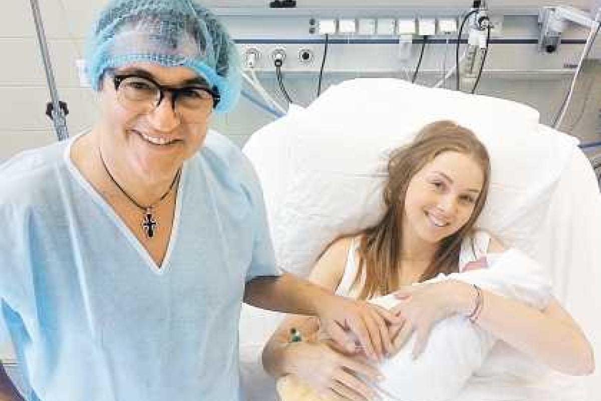 Дмитрий Дибров боится брать новорожденного малыша на руки Дмитрий Дибров боится брать новорожденного малыша на руки