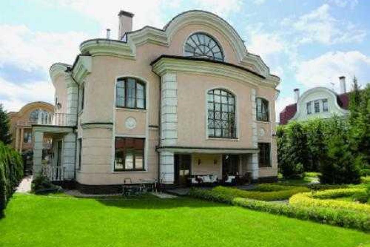 Волочкова показала 4 комнаты со своего особняка Волочкова показала 4 комнаты со своего особняка