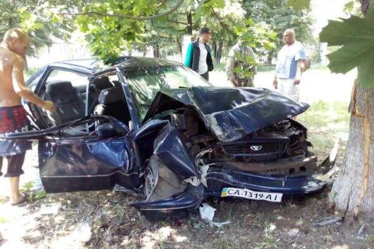Спасатели Киевщины вызволили из искореженного авто троих человек Спасатели Киевщины вызволили из искореженного авто троих человек