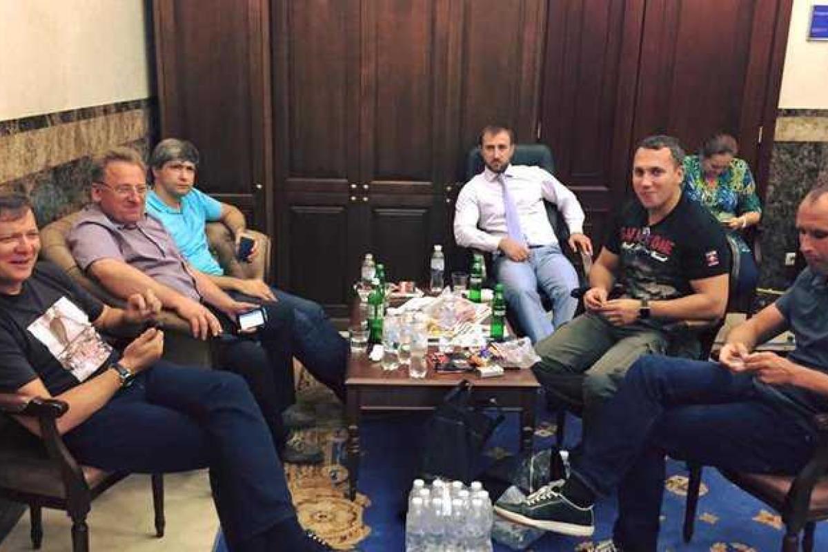 Ляшко устроил застолье в приемной Шокина Ляшко устроил застолье в приемной Шокина