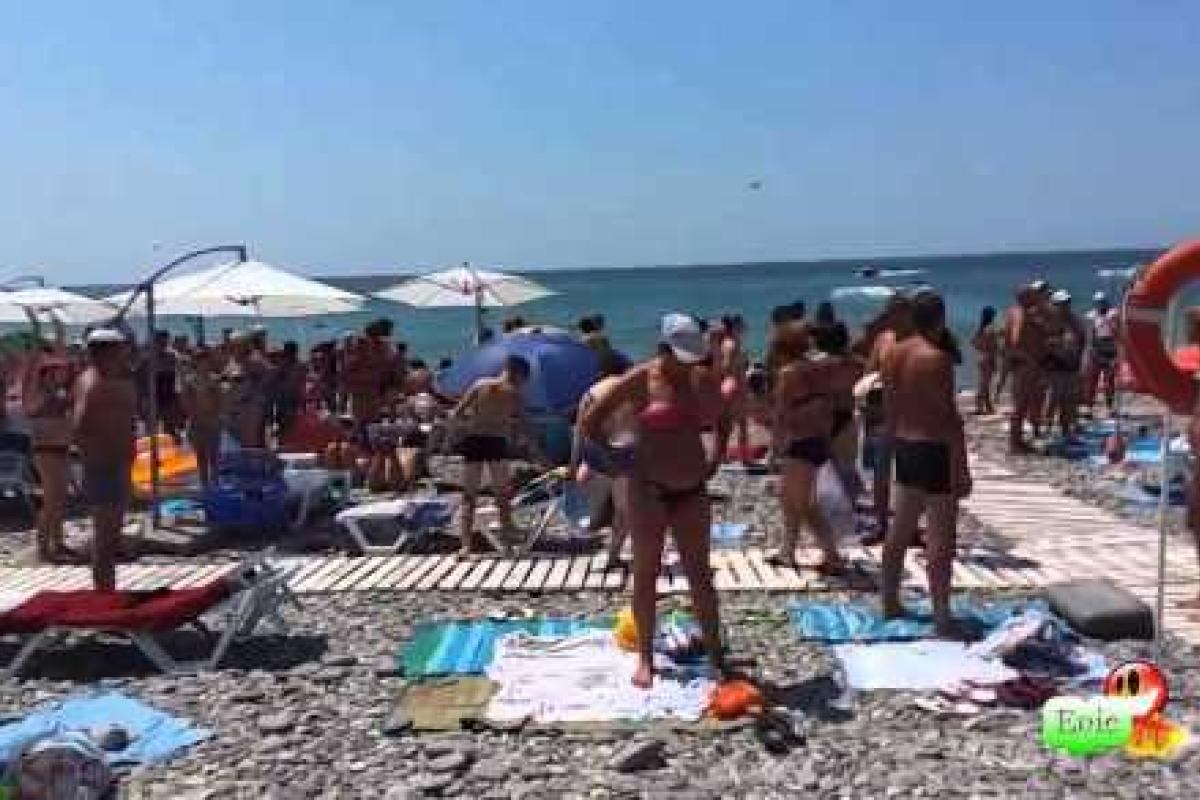 На пляже в Сочи отдыхающие каждые 20 минут слушают гимн РФ На пляже в Сочи отдыхающие каждые 20 минут слушают гимн РФ