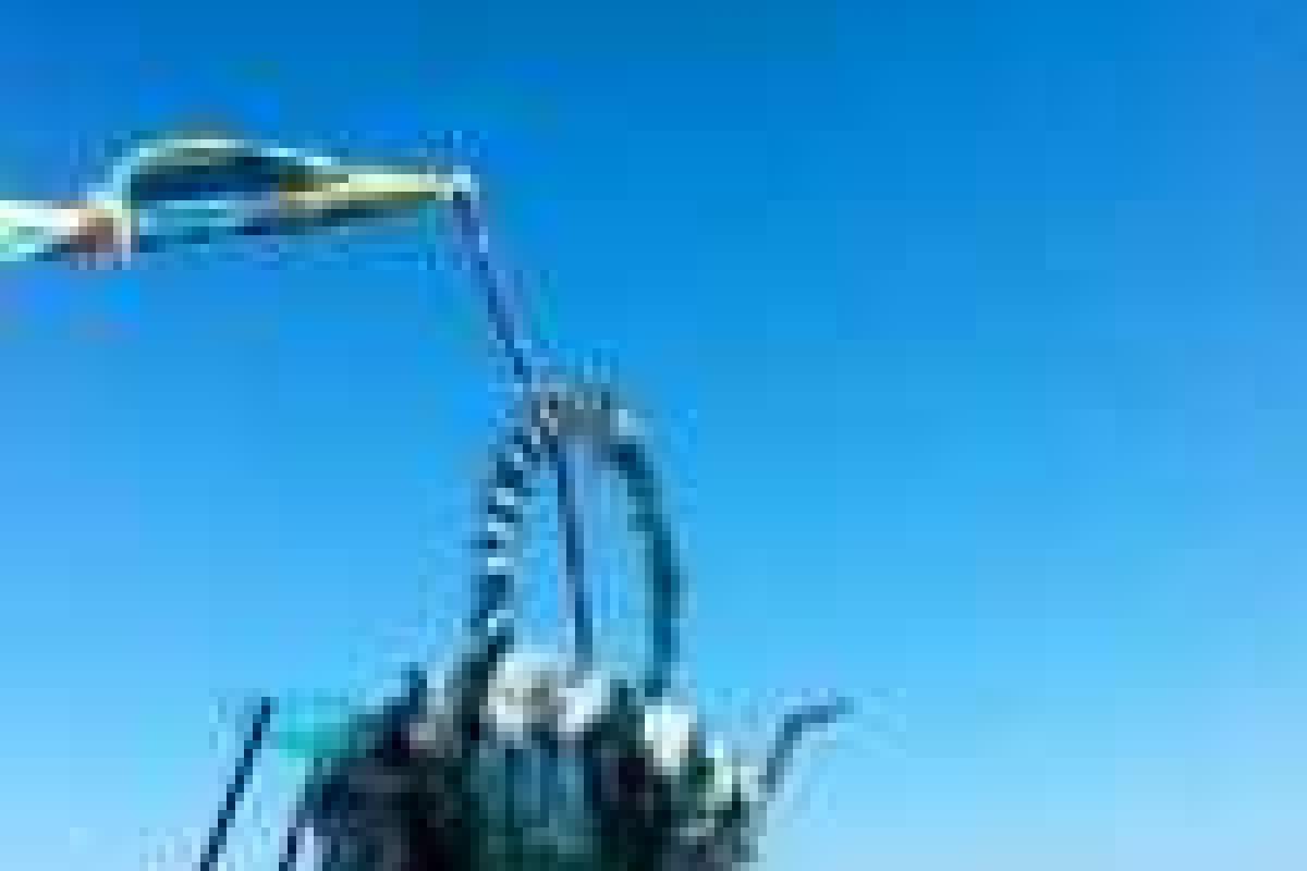 Бойцы ВСУ установили флаг Украины над Саур-Могилой 