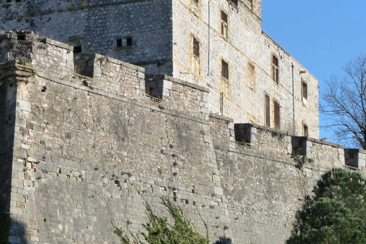 Во Франции туристы погибли, занимаясь сексом на крыше крепости