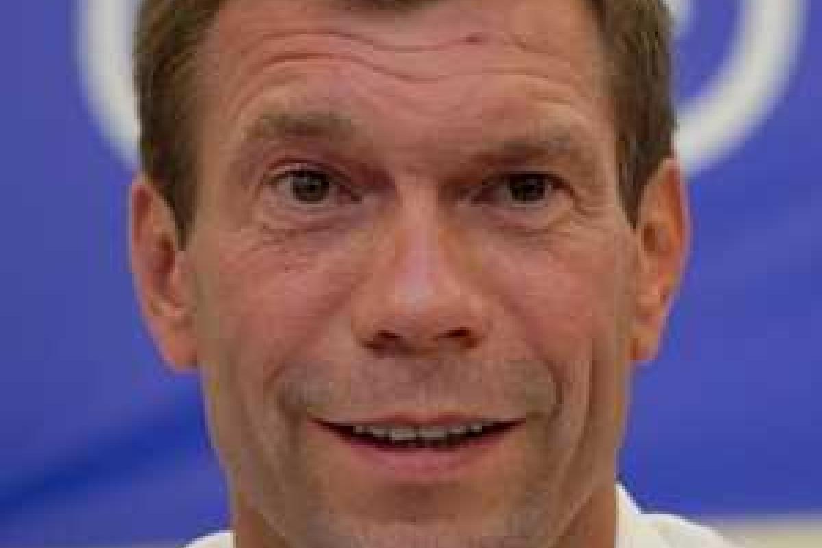 В Крыму у Царева угнали бронированный внедорожник В Крыму у Царева угнали бронированный внедорожник