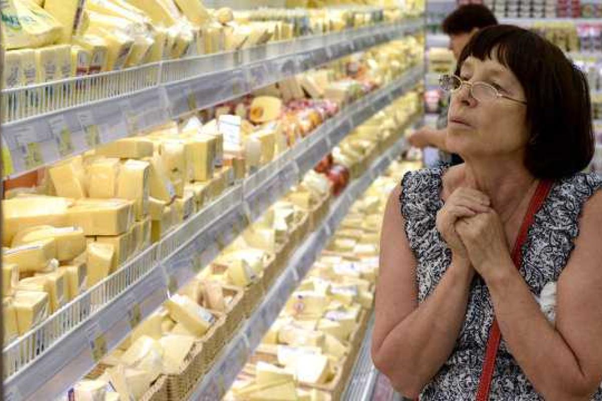 Россияне о "запретном" сыре в минском магазине: Давай хоть по кусочку купим Россияне о "запретном" сыре в минском магазине: Давай хоть по кусочку купим