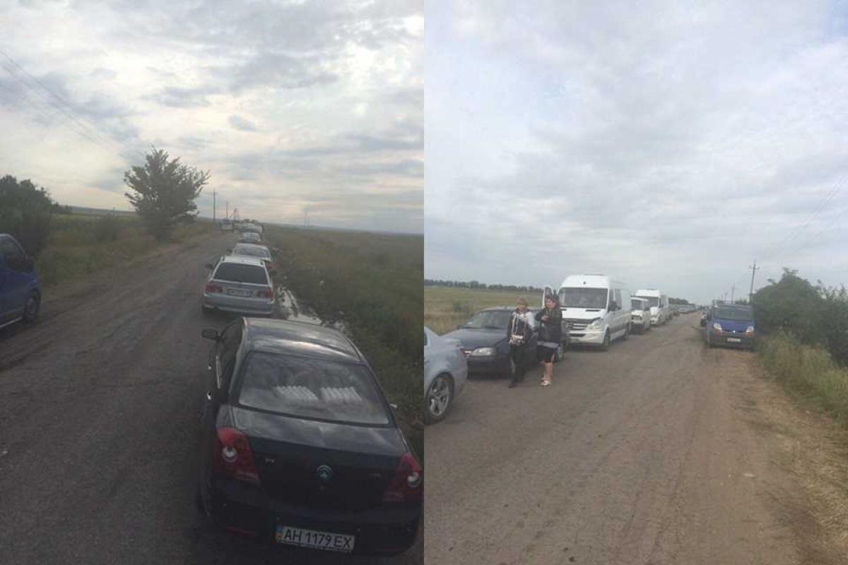 Блокпост в Курдюмовке продолжает работать: очередь огромная Блокпост в Курдюмовке продолжает работать: очередь огромная