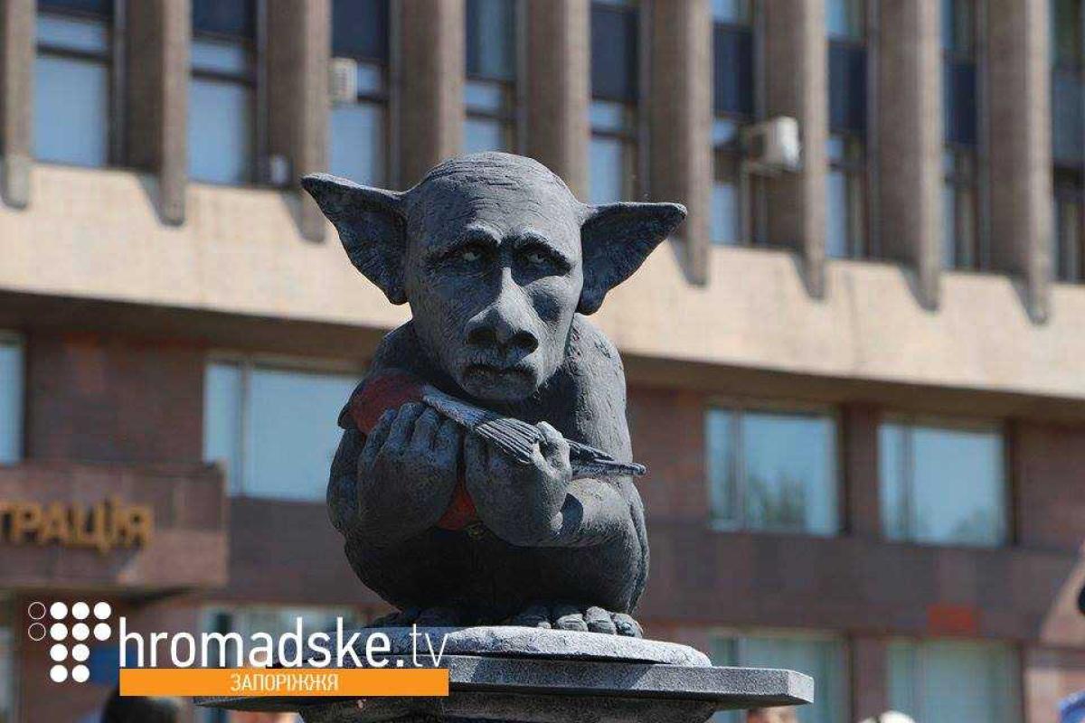 В Запорожье открыли памятник Путину с мертвым снегирем