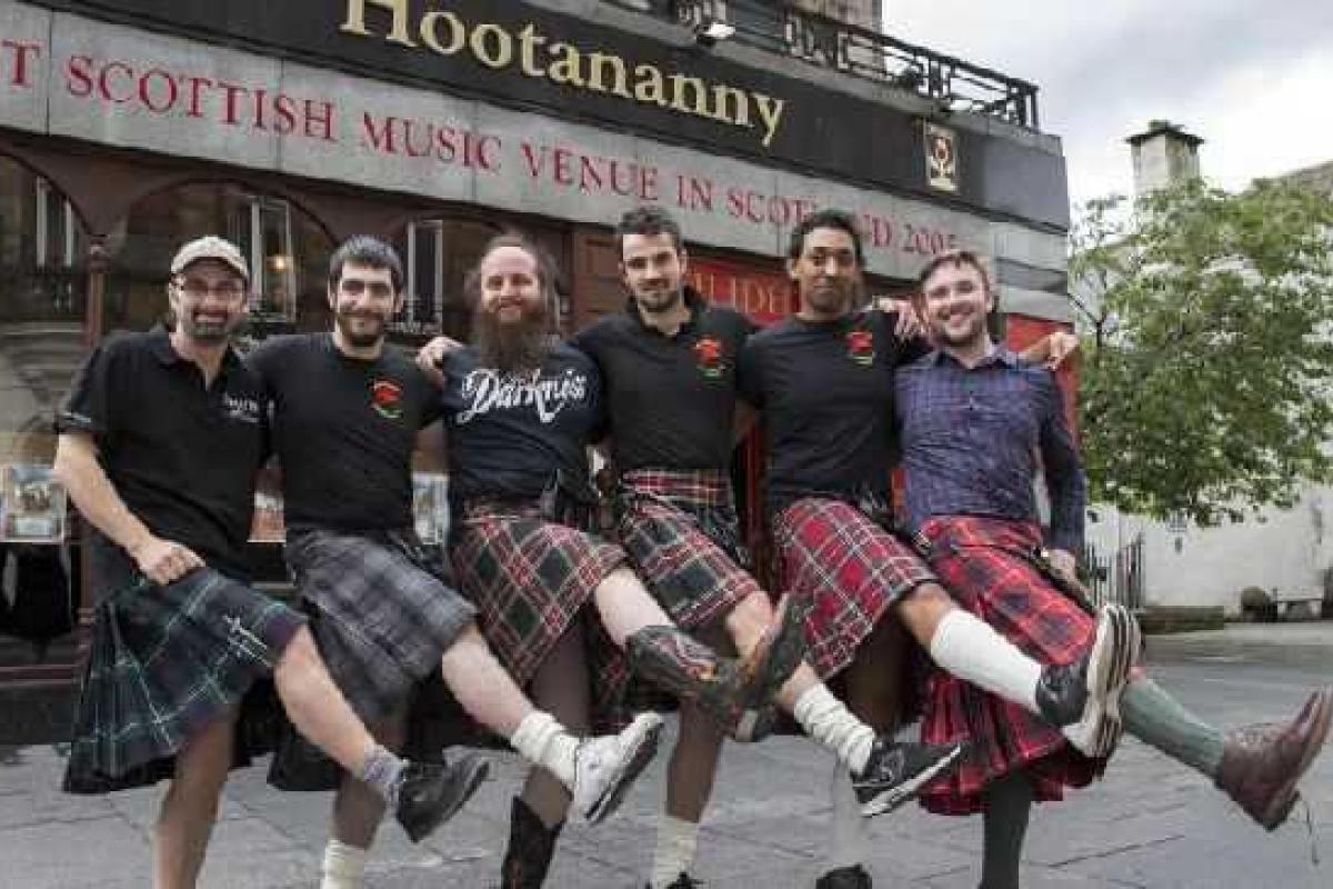 Официанты в Шотландии перестали носить килты из-за домогательств женщин Официанты в Шотландии перестали носить килты из-за домогательств женщин