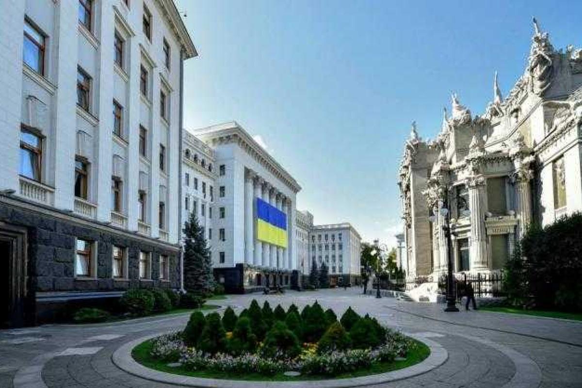 В Киеве на здании АП повесили огромный флаг