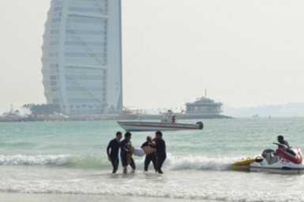 В Дубае отец не позволил спасателям помочь тонущей дочери В Дубае отец не позволил спасателям помочь тонущей дочери