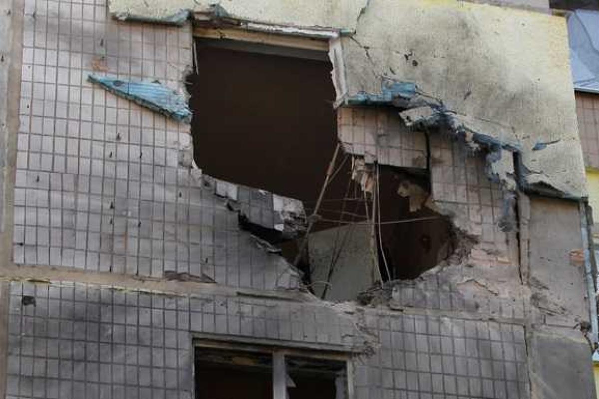 В Донецке снаряды попали в жилые дома  В Донецке снаряды попали в жилые дома