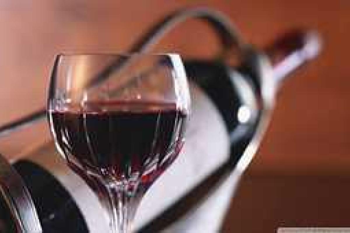 В Крыму туристов решили лечить алкоголем В Крыму туристов решили лечить алкоголем