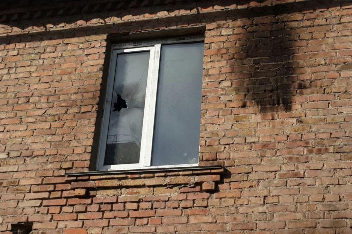 В столице неизвестные бросили коктейль Молотова в офис "Киевтранспарксервиса"