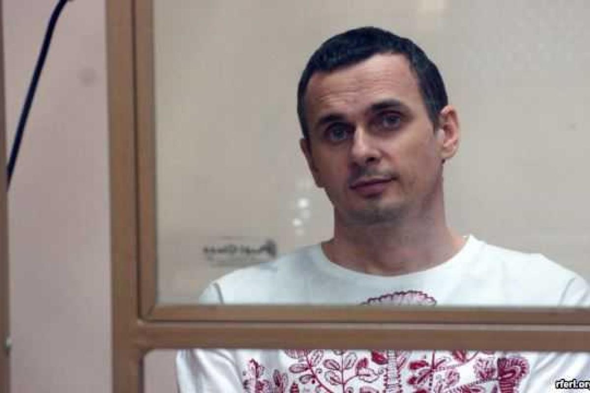 Украинского режиссера Олега Сенцова приговорили к 20 годам колонии строгого режима Украинского режиссера Олега Сенцова приговорили к 20 годам колонии строгого режима