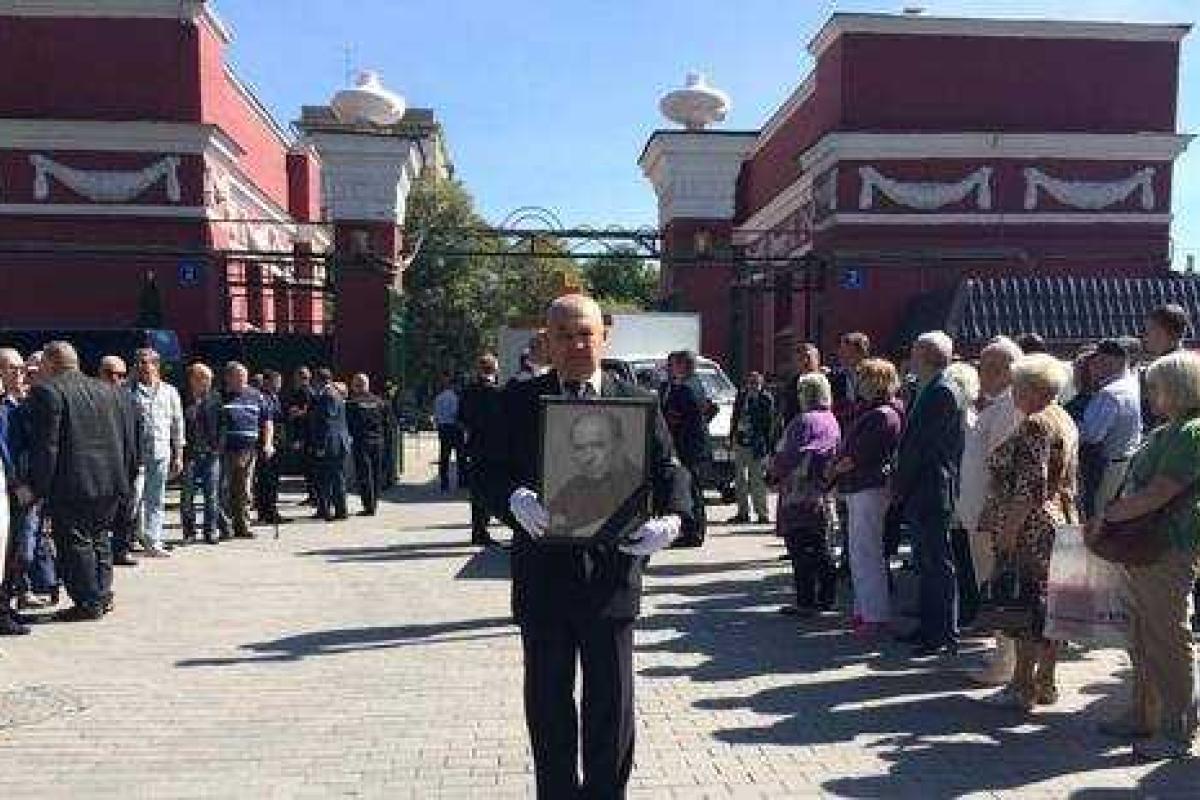 Льва Дурова похоронили на Новодевичьем кладбище в Москве рядом с могилой Людмилы Зыкиной Льва Дурова похоронили на Новодевичьем кладбище в Москве рядом с могилой Людмилы Зыкиной